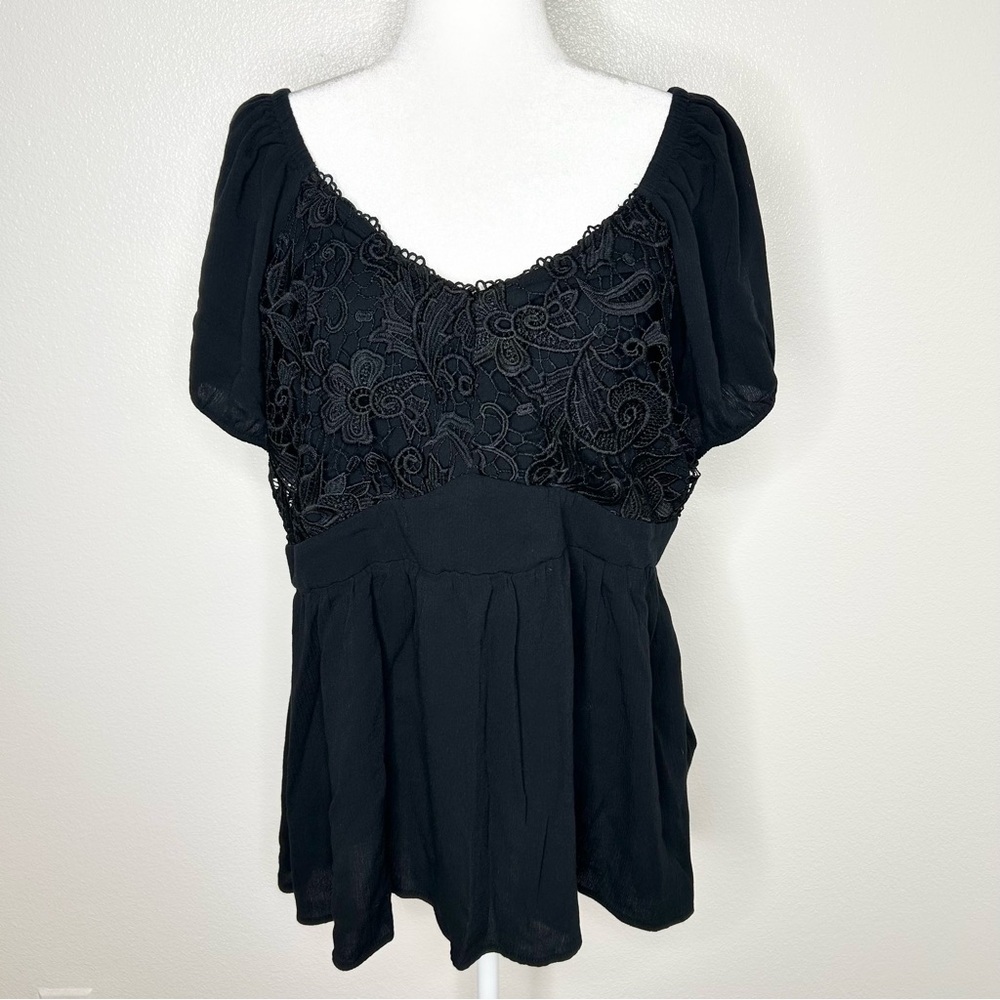 Torrid Womens Black Crochet Sweetheart Neck Smocked Top Puff Sleeve Size 1 / 1X